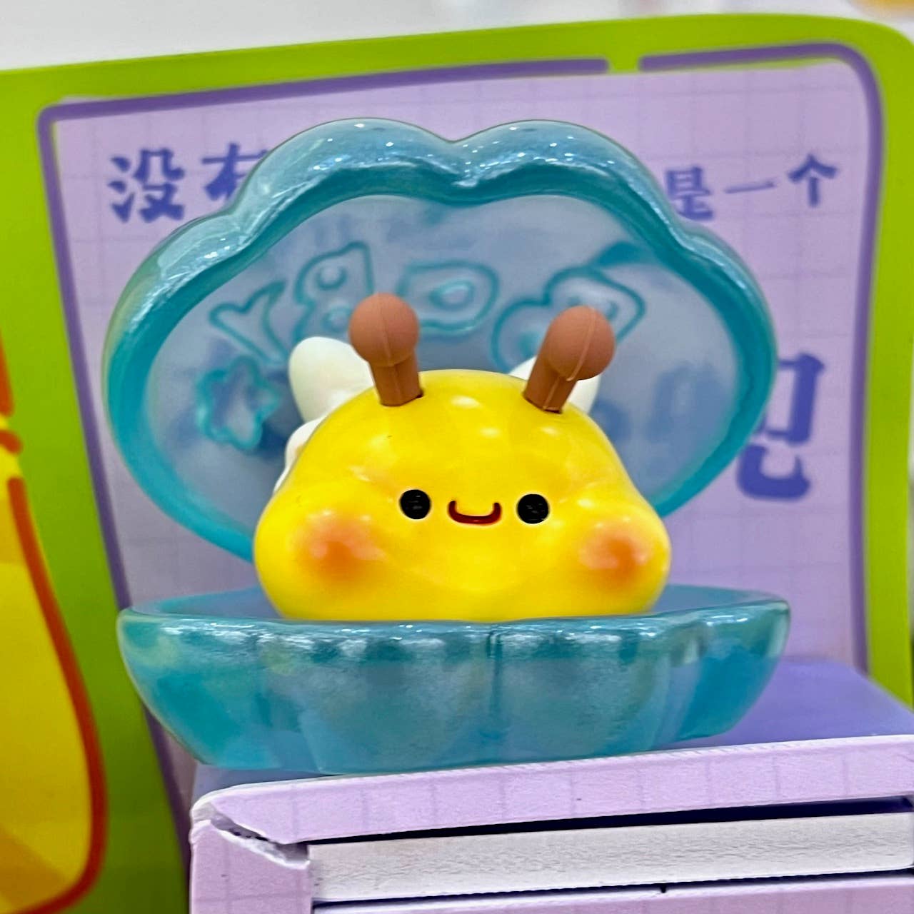 Caja ciega de 6 figuras de abejas