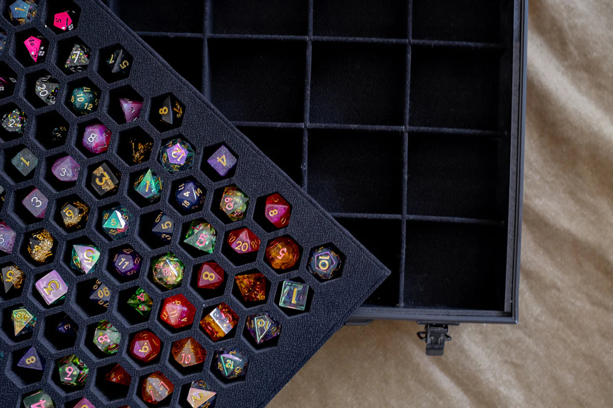 COLOSSAL En caso de que los dragones rompan el cristal | Capacidad para 66 juegos | Vitrina de plexiglás para dados