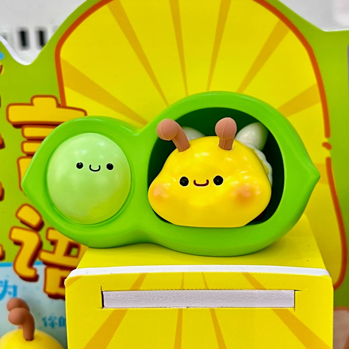 Caja ciega de 6 figuras de abejas