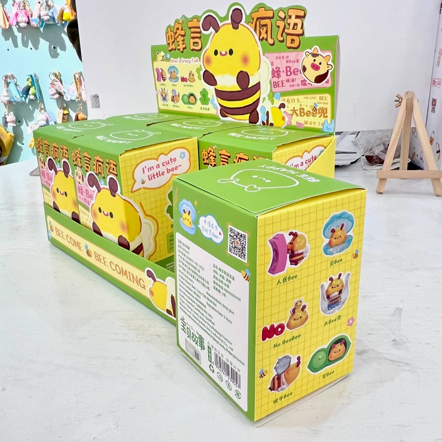 Caja ciega de 6 figuras de abejas