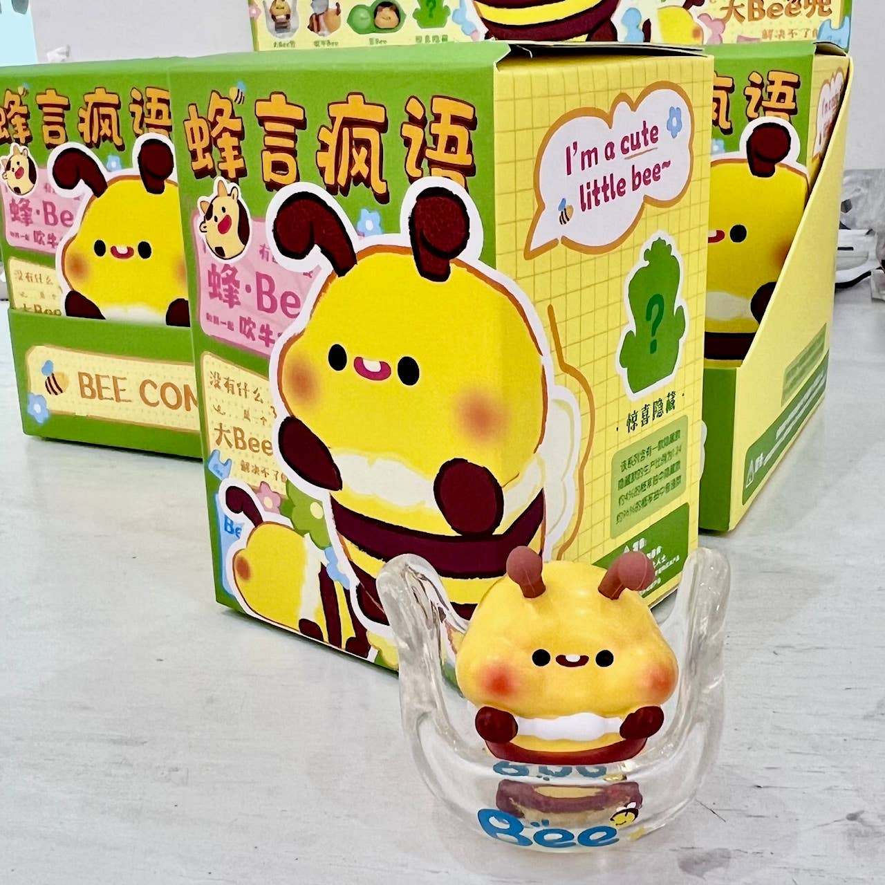 Caja ciega de 6 figuras de abejas