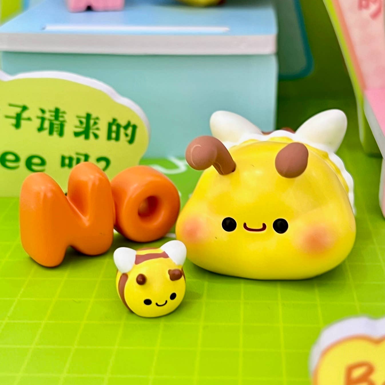 Caja ciega de 6 figuras de abejas