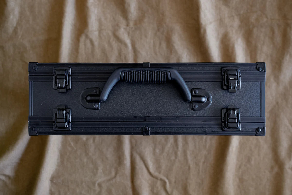 COLOSSAL En caso de que los dragones rompan el cristal | Capacidad para 66 juegos | Vitrina de plexiglás para dados