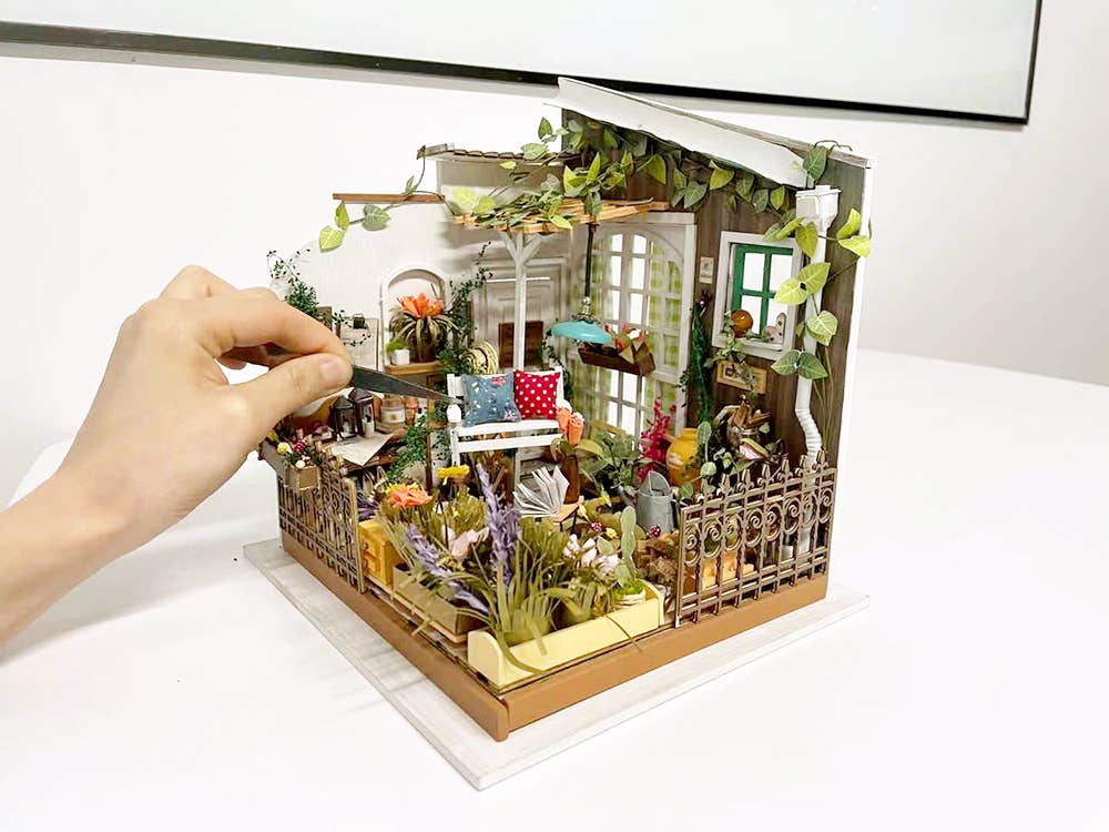 Rolife Miller's Garden DG108 DIY Garden Yard Miniature Kit